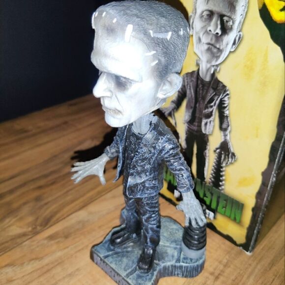 NECA Universal Monsters Studio HeadKnocker Bobblehead Frankenstein - Picture 4 of 12